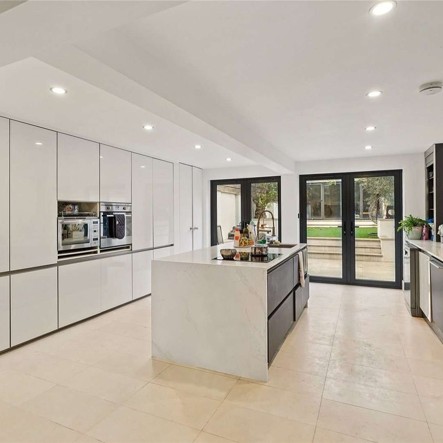 An impressive four bedroom family house with a private garden. - Photo 1