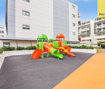 STUNNING TOP FLOOR APARTMENT - Photo 2