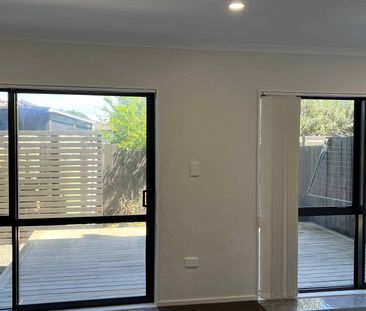 Mangere East, as new 4-bedroom townhouse - Photo 1