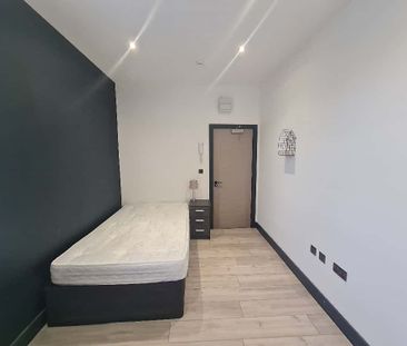 Studio Flat, Thornsbeach Road, SE6 - Photo 2
