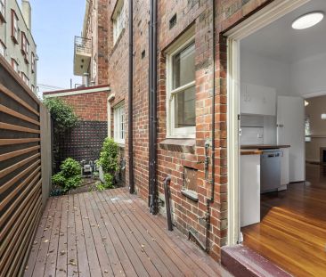 Beautifully Updated Oversized One-Bedroom with Courtyard - Photo 5