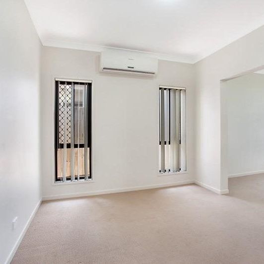 4 BEDROOM HOME WITH AIR CONDITIONING IN A QUIET STREET - Photo 1