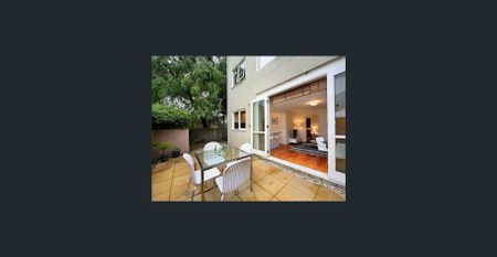 Spacious Unfurnished 1-Bedroom Apartment with Large Courtyard - Photo 5