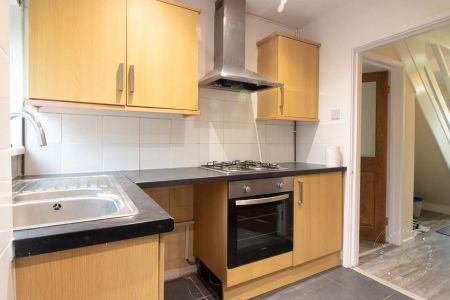 3 Bedroom Townhouse - Semi Detached - Photo 2