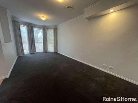 Great Central Location opposite parkland... - Photo 2