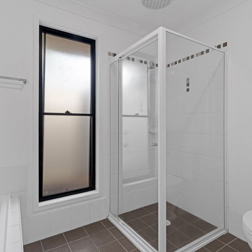 Modern Four Bedroom Home – 500m To The Beach! - Photo 1