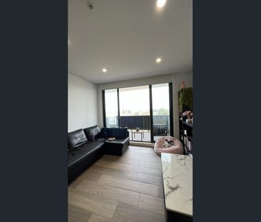 Modern Two-Bedroom Apartment with Spacious Balcony in Edmonson Park - Photo 1