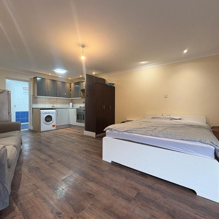 Studio to rent - Photo 1