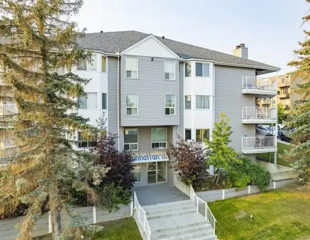 2 bed PLUS LARGE DEN - Convenient and Spacious 17th AVE SW Condo | 201, 1919 17th Ave SW, Calgary - Photo 1