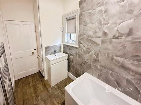 3 bedroom semi-detached house to rent - Photo 4