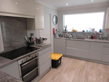 1 bedroom in a house share to rent - Photo 3