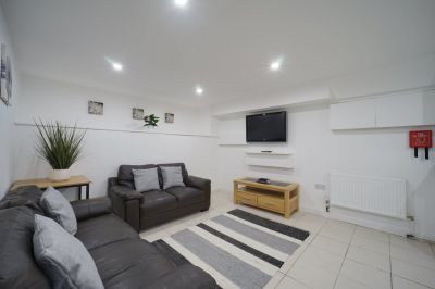 6 bedroom House in Delph Mount, Leeds - Photo 1