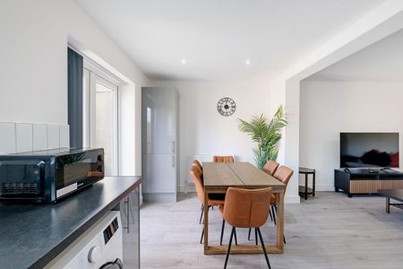 6 bedroom detached house to rent - Photo 2