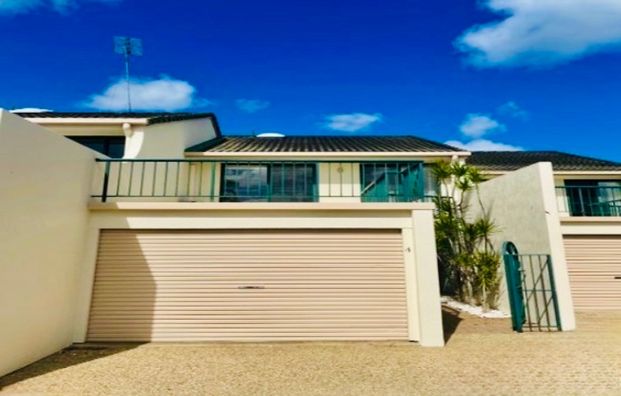 Low-Maintenance town house in Prime Maroochydore Location - Photo 1
