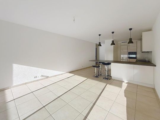 Appartement spacieux, traversant et lumineux de 5 pièces avec en sus un parking intérieur à CHF 200.-/mois. Bail d'une durée de 5 ans, renouvelable de 5 ans en 5 ans. - Foto 1