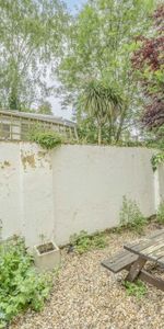 3 bedroom flat to rent - Photo 4