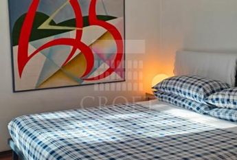 Piazza del Popolo: Lovely, modern 1 bedroom in private Villa. Entrance, spacious living-dining, fully equipped kitchen, bath and private terrace. Parquet floors Air conditioning, bright and silent. rif 364