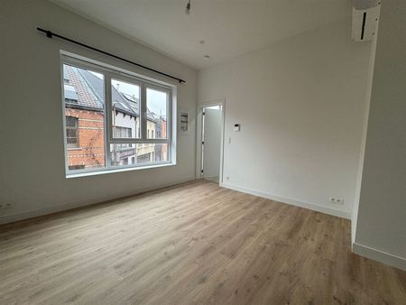 Gerenoveerde studio met 1 slaapkamer - Photo 2