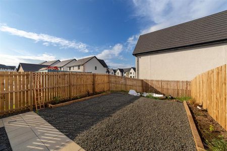 3 bedroom semi-detached house to rent - Photo 4