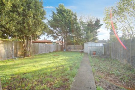 3 bed detached bungalow to rent in Ferrers Avenue, West Drayton, UB7 - Photo 4