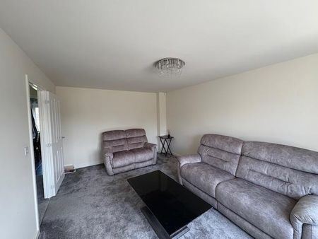4 bedroom detached house to rent - Photo 2