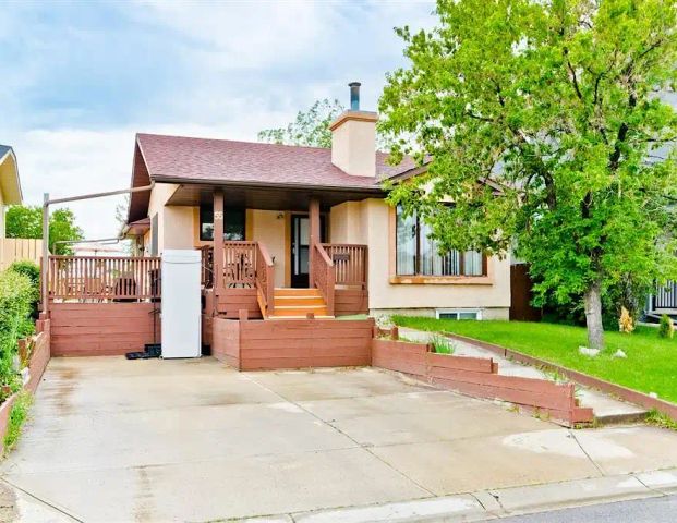 Renovated House, 3 Bed + 2 Bath — 3 Bedrooms House - Photo 1