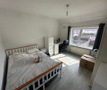 4 bedroom semi-detached house to rent - Photo 5