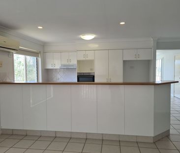 SPACIOUS FOUR BEDROOM FAMILY HOME LOCATED IN THE PRESTIGE 'SOMERSET... - Photo 1