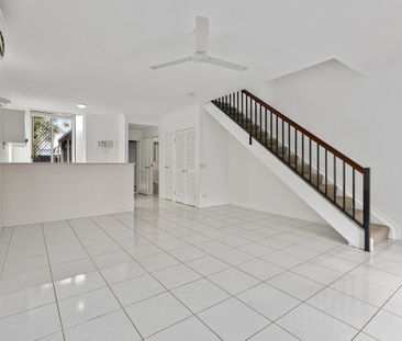 Spacious Townhouse in Prime Location with Pool & Courtyard - Photo 1