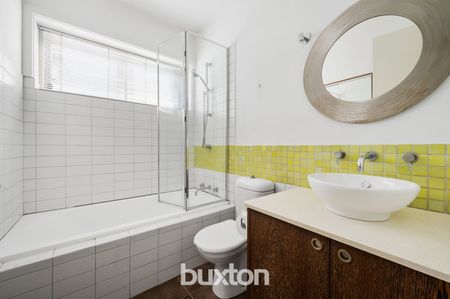 TWO BEDROOM WITH COURTYARD IN PORT MELBOURNE! - Photo 3