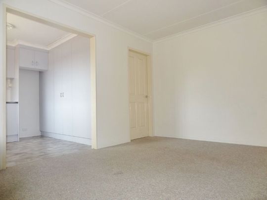 Tidy one bedroom unit with Lock up garage - Photo 1
