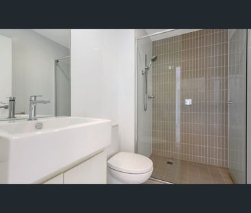 Sleek Contemporary Living in the Centre of Chatswood - Photo 4