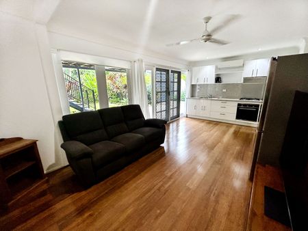 WHITFIELD OASIS - 2 BEDROOM FULLY FURNISHED DOWNSTAIRS UNIT - WATER & GARDEN MAINTENANCE INCLUDED! - Photo 2