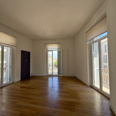 Location Appartement 5 pièces 121m² HYERES 83400 - Photo 1