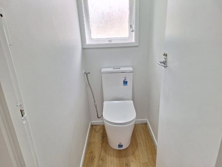 Freshly Renovated brick and tile! - Photo 4