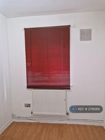 1 bedroom in a flat share to rent - Photo 3