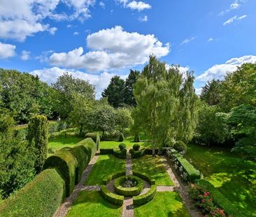 A substantial Grade II listed country home with mature maintained g... - Photo 2