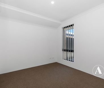 BRIGHT, FRESH & CONTEMPORARY 3-BEDROOM HOME IN QUIET LOCATION - Photo 2