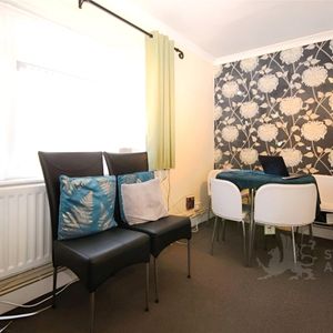 Applegarth Avenue, Guildford, Surrey, GU2 8LR - Photo 2