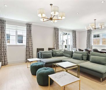 Expertly finished and furnished three bedroom three bathroom, family mews house located on a quiet road between Hyde Park and South Kensington. - Photo 1