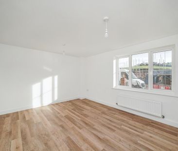 3 bedroom detached house to rent - Photo 2