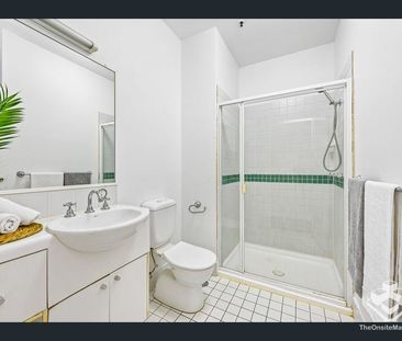 Spacious-Private-Sunny Woolstore Apartment - Photo 6