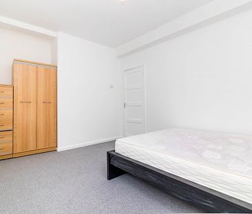 Newly refurbished 3 bedroom flat in Old Street - Photo 2