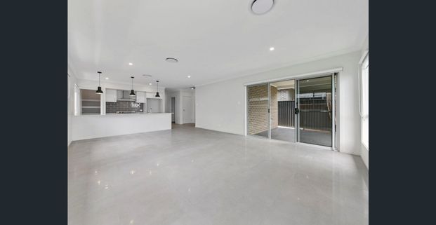 Ultra contemporary and spacious family home - Photo 1