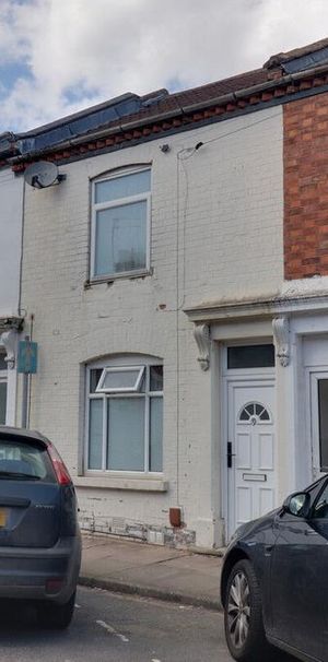 1 bedroom in a house share to rent - Photo 2