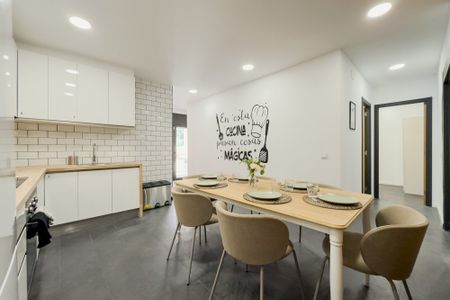 Quiet room with access to the massive terrace - Photo 4