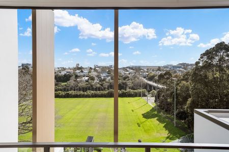 Sub-penthouse apartment in heart of Kingsland - Photo 5