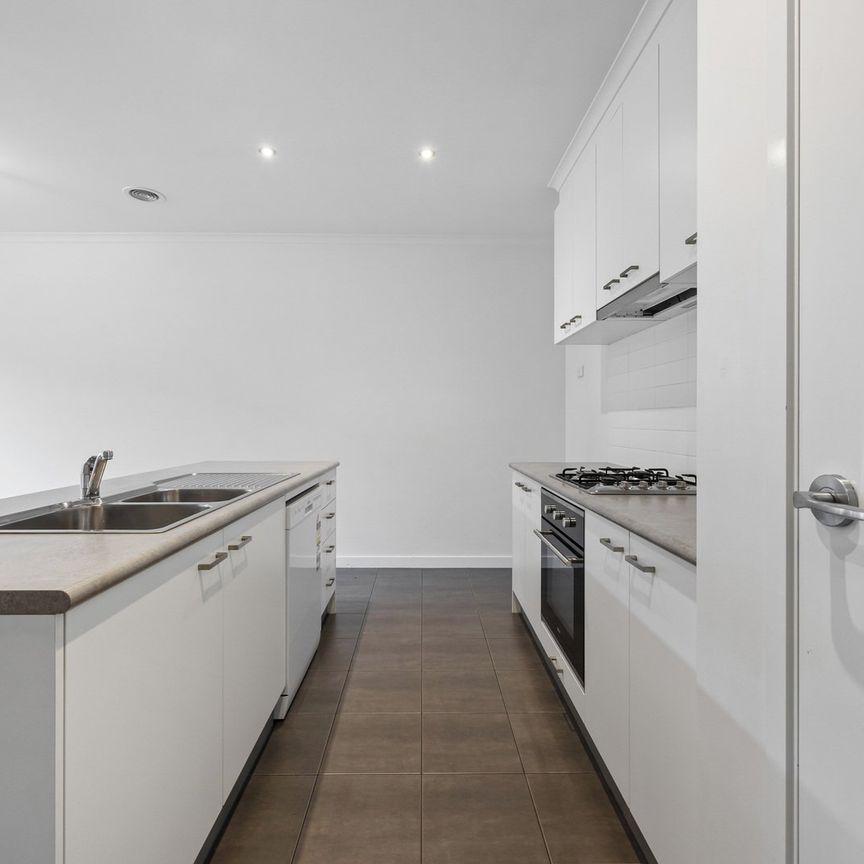 LOW MAINTENANCE 4 BEDROOM TOWNHOUSE - Photo 1