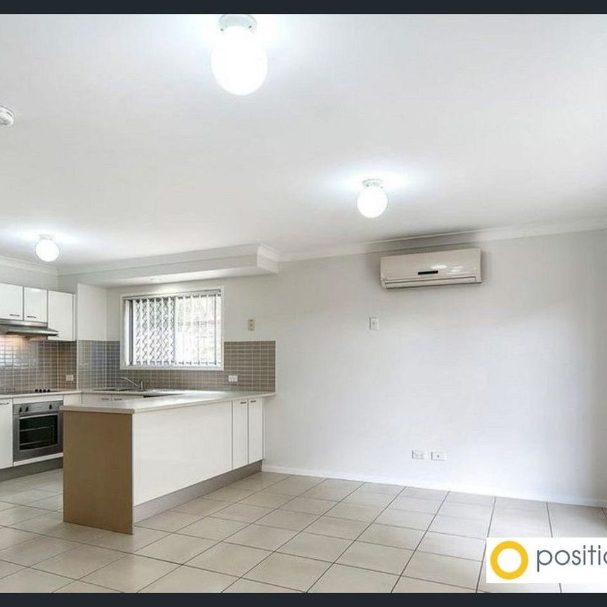 Private & Secure Townhouse tucked away at the Rear of the Complex only 750mt walk to the Uni! - Photo 1