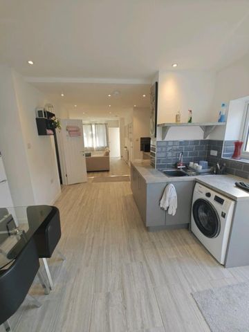 4 bedroom semi-detached house to rent - Photo 5